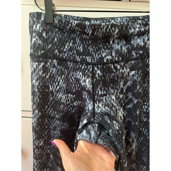 ATHLETA Chaturanga High Rise Black/Gray Cobra Snake Print Leggings size S - Picture 7 of 13